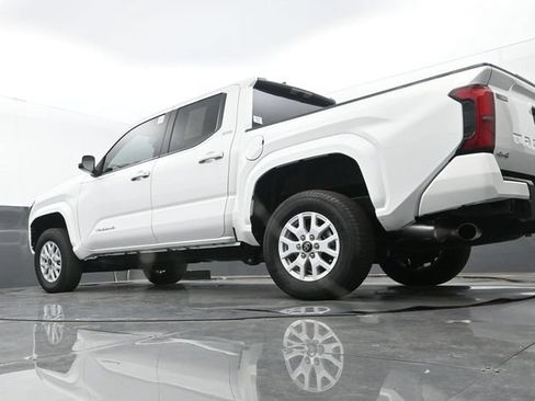 Used 2025 Toyota Tacoma SR5 AWD/4WD image 23
