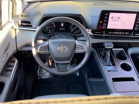 Used 2024 Toyota Sienna XLE image 5