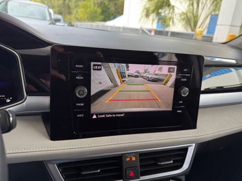 Used 2025 Volkswagen Taos SE image 17