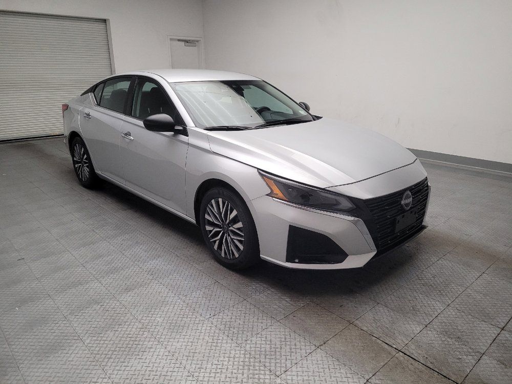 Used 2025 Nissan Altima 2.5 SV FWD image 13