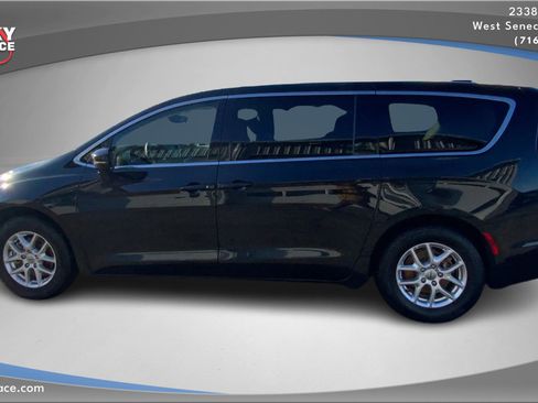 Used 2023 Chrysler Pacifica Touring-L image 8