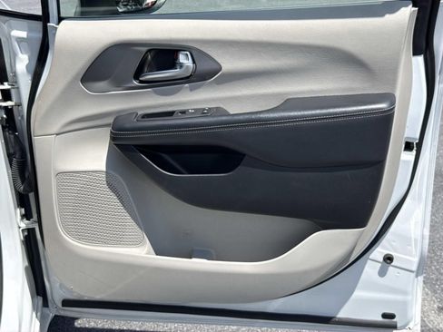 Used 2023 Chrysler Pacifica Touring-L FWD image 24