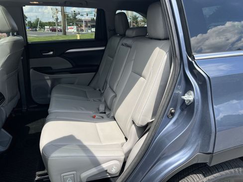 Used 2017 Toyota Highlander XLE AWD/4WD image 25