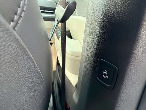 Used 2024 Kia Carnival LX FWD image 27