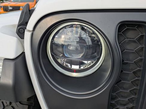 Used 2023 Jeep Gladiator Rubicon AWD/4WD image 10