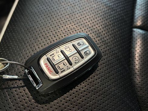 Used 2025 Chrysler Pacifica Limited FWD image 21