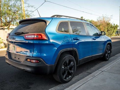 Used 2018 Jeep Cherokee Latitude w/ Altitude Package FWD image 5