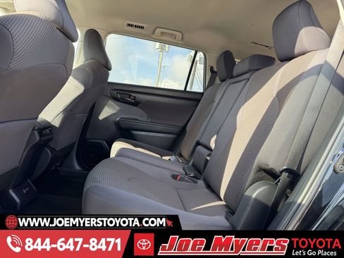 Used 2025 Toyota Highlander LE image 29