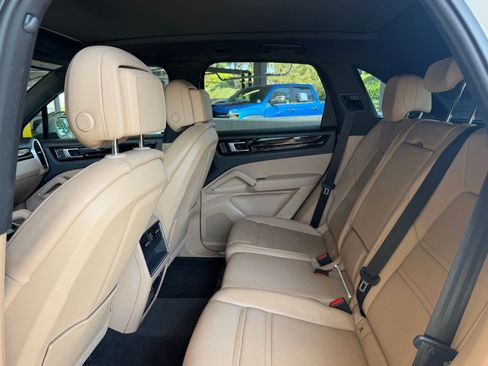 Certified 2023 Porsche Cayenne AWD/4WD image 28