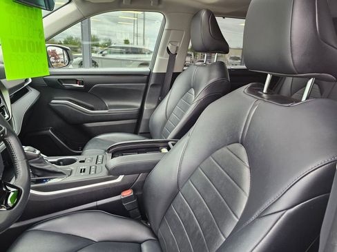 Used 2021 Toyota Highlander XLE AWD/4WD image 19