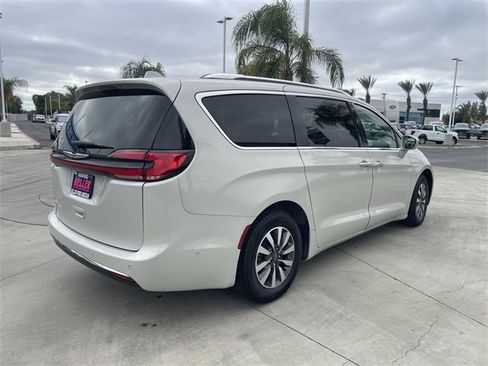 Used 2021 Chrysler Pacifica Touring-L w/ Premium & Safety Sphere Group image 8