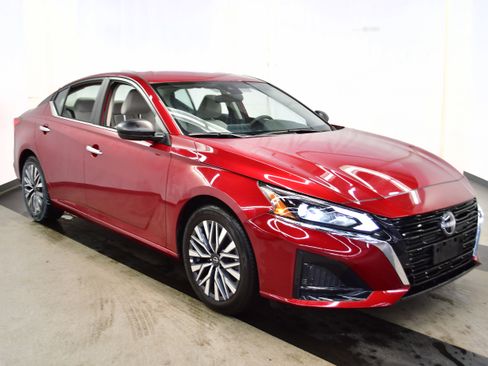 Used 2025 Nissan Altima 2.5 SV image 2