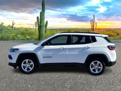 Used 2023 Jeep Compass Latitude image 3