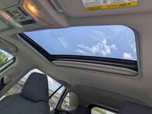 Used 2020 Toyota RAV4 XLE w/ Convenience Package FWD image 22