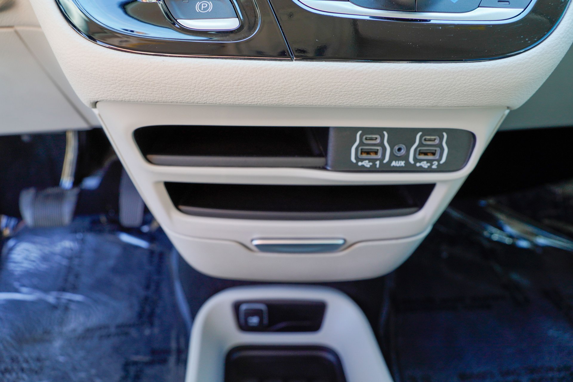 Used 2024 Chrysler Pacifica Limited FWD image 36