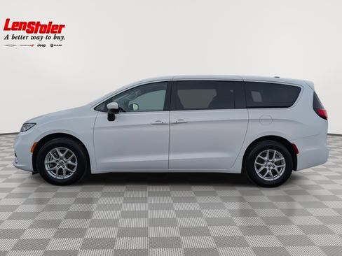 Used 2023 Chrysler Pacifica Touring-L image 2