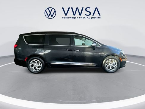 Used 2023 Chrysler Pacifica Limited FWD image 9