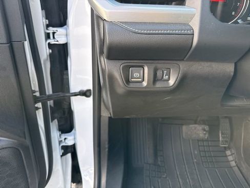 Used 2023 GMC Acadia SLE image 17