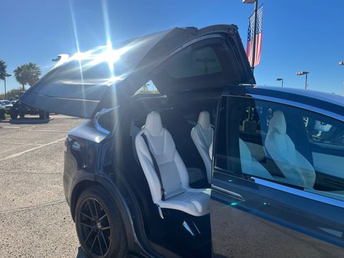 Used 2016 Tesla Model X image 18