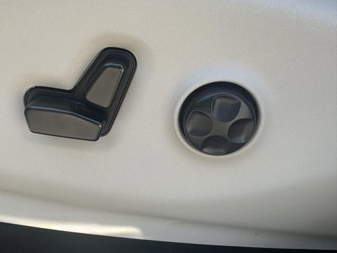 Used 2021 Chrysler Pacifica Touring-L image 17