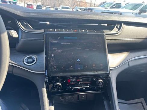 Used 2023 Jeep Grand Cherokee L Limited w/ Black Appearance Package image 11