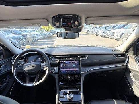 Used 2023 Jeep Grand Cherokee L Limited w/ Black Appearance Package image 22