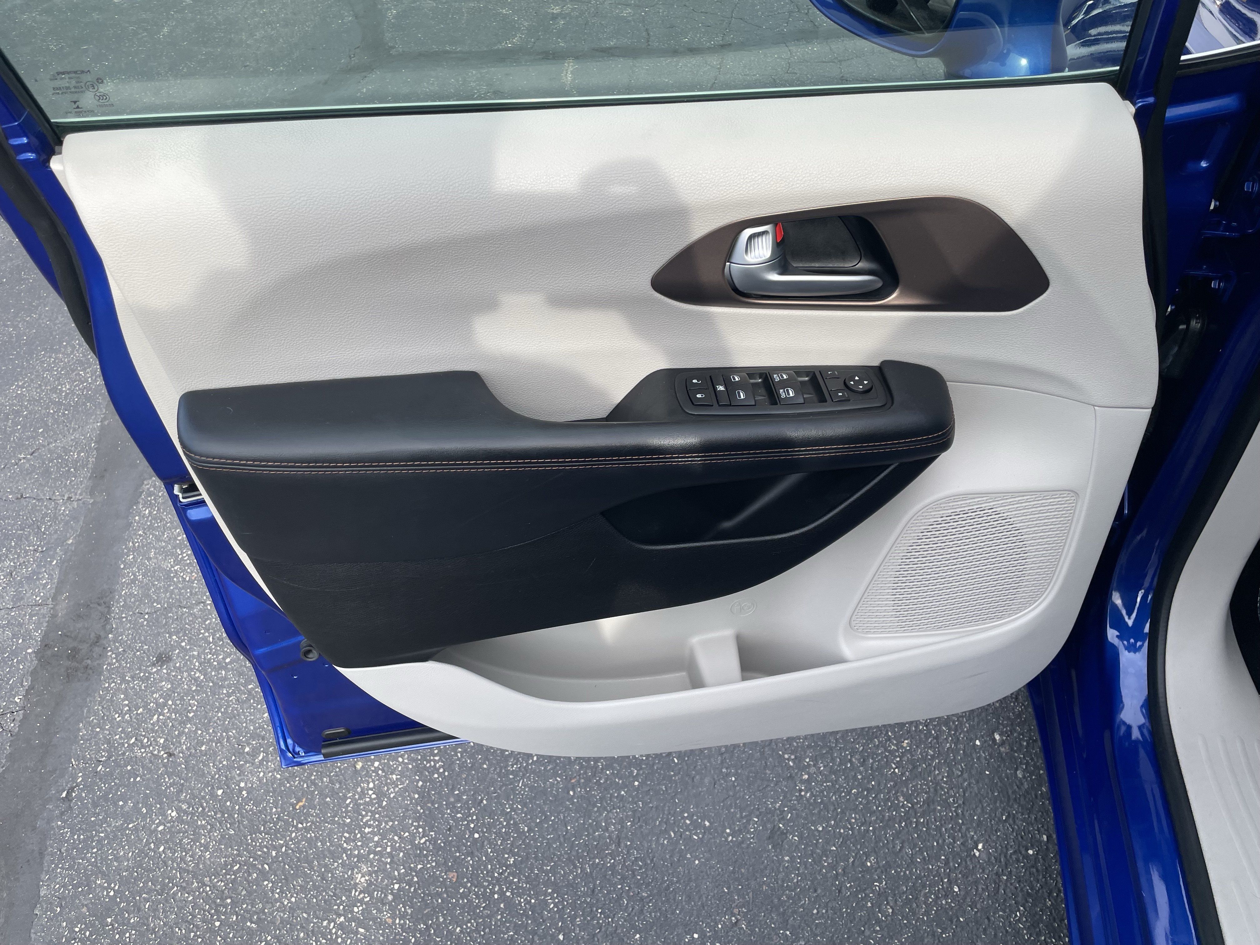 Used 2018 Chrysler Pacifica Touring Plus w/ Tire & Wheel Group FWD image 11
