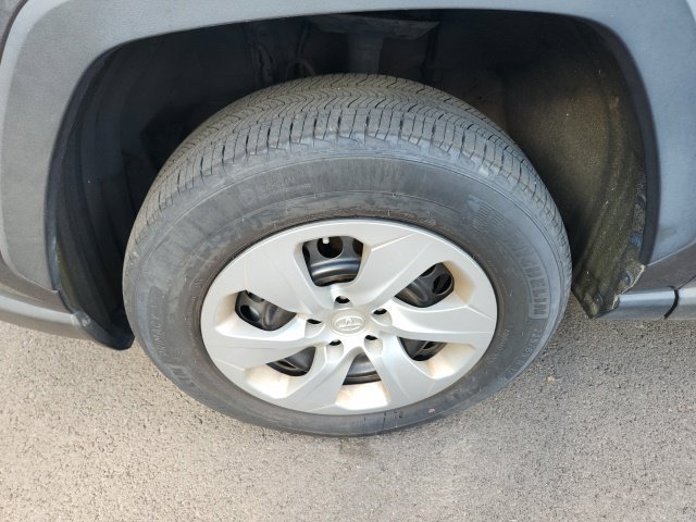 Used 2022 Toyota RAV4 LE AWD/4WD image 5