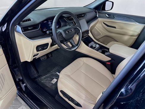 New 2025 Jeep Grand Cherokee Limited w/ Luxury Tech Group II image 23