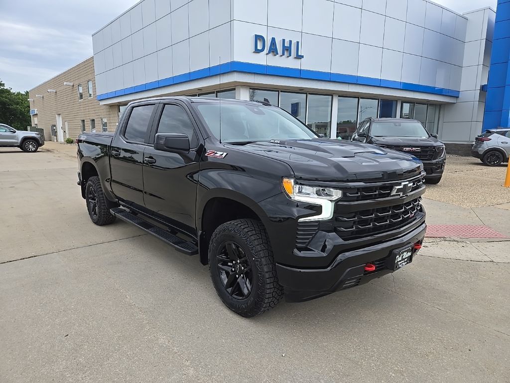 Used 2024 Chevrolet Silverado 1500 LT Trail Boss w/ Convenience Package II AWD/4WD image 2