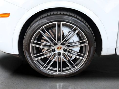 Used 2023 Porsche Cayenne Turbo AWD/4WD image 9