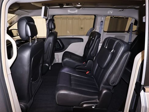 Used 2016 Chrysler Town & Country Touring w/ Driver Convenience Group FWD image 14