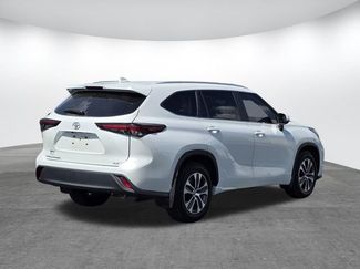 Used 2024 Toyota Highlander XLE FWD video 3