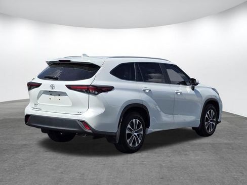 Used 2024 Toyota Highlander XLE FWD image 3