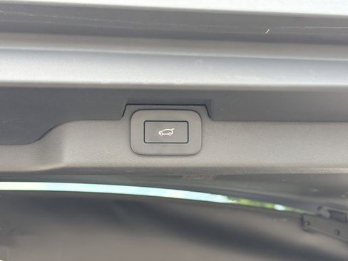 Used 2023 Land Rover Discovery Metropolitan Edition AWD/4WD image 30