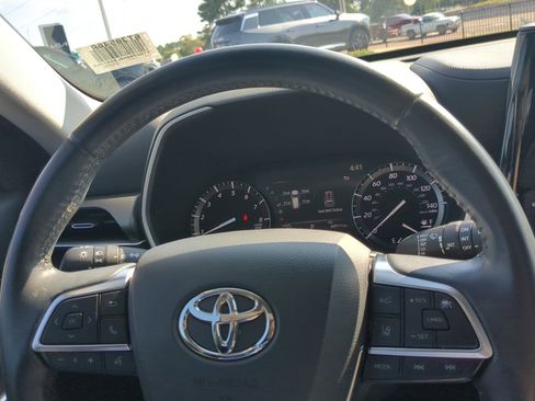 Used 2020 Toyota Highlander XLE AWD/4WD image 13