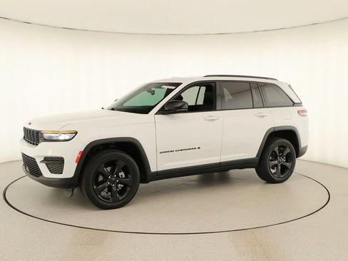 Used 2023 Jeep Grand Cherokee Altitude AWD/4WD image 13