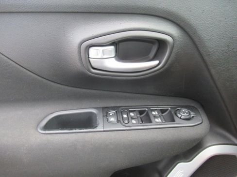 Used 2020 Jeep Renegade Latitude FWD image 20
