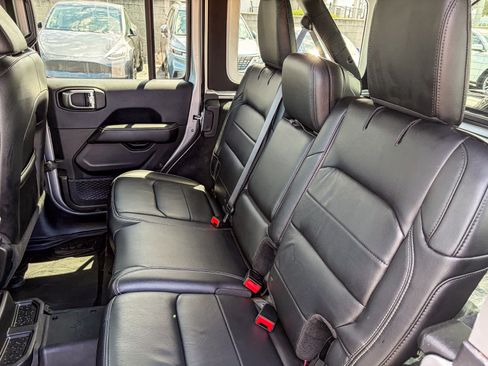 Used 2018 Jeep Wrangler Unlimited Sahara AWD/4WD image 17