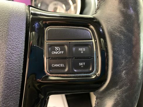 Used 2014 Chrysler Town & Country Touring-L image 28