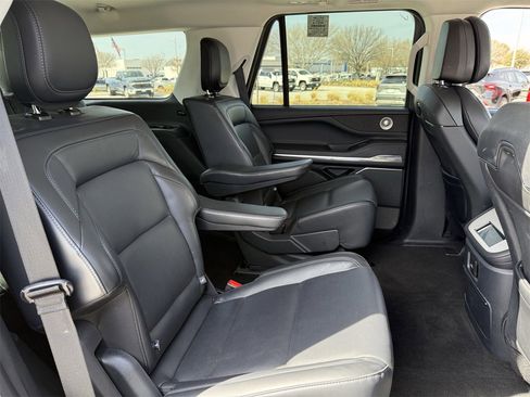 Used 2025 Lincoln Navigator Reserve image 21