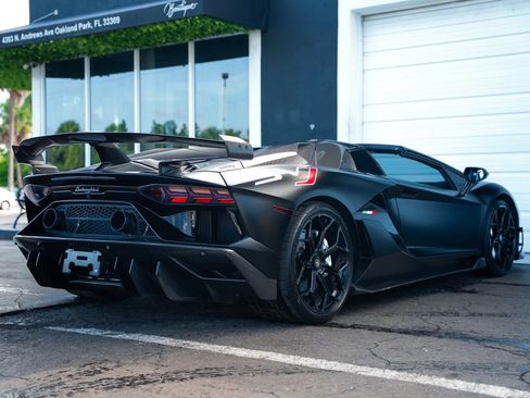 Used 2021 Lamborghini Aventador SVJ AWD/4WD image 4