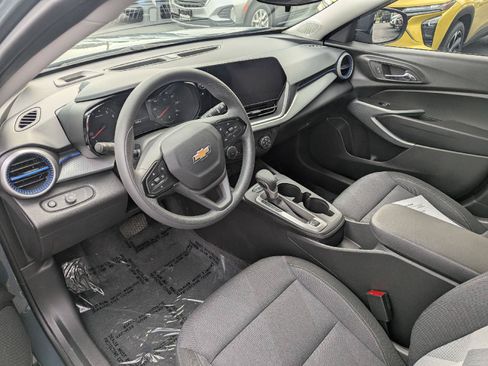 Used 2025 Chevrolet Trax LS w/ LS Convenience Package FWD image 13