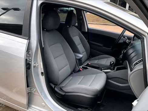 Used 2017 Kia Forte LX image 8