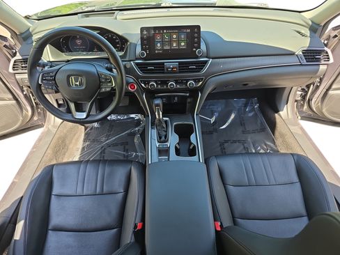 Used 2018 Honda Accord Touring image 9