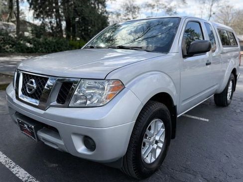 Used 2015 Nissan Frontier SV image 1