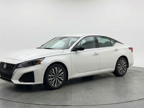 Used 2025 Nissan Altima 2.5 SV FWD image 3