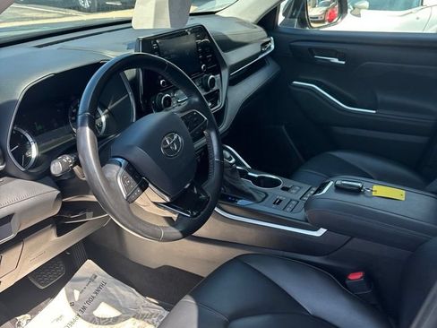 Used 2021 Toyota Highlander XLE AWD/4WD image 11