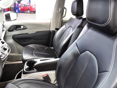 Used 2023 Chrysler Pacifica Touring-L FWD image 9