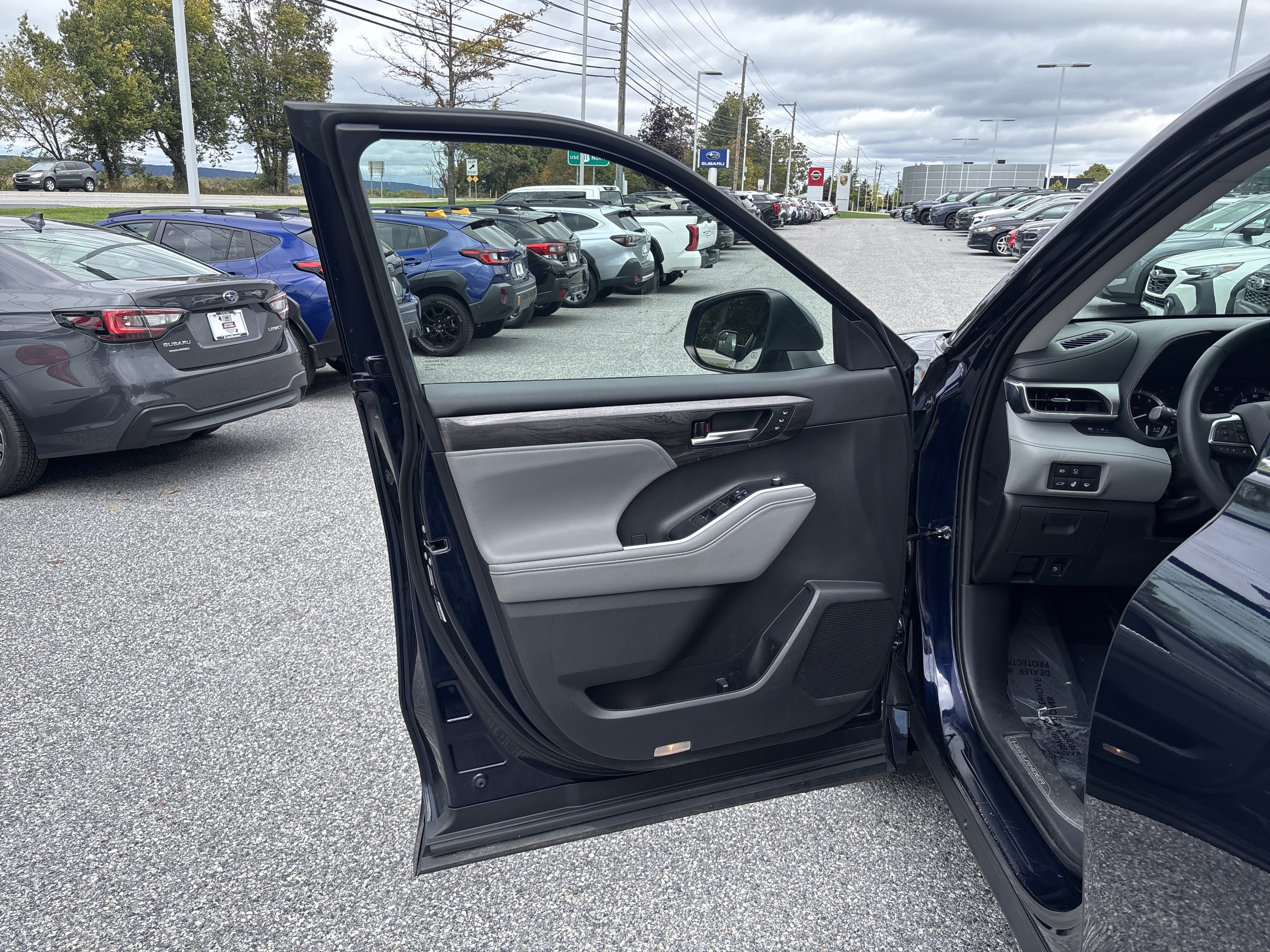 Used 2021 Toyota Highlander Platinum AWD/4WD image 36